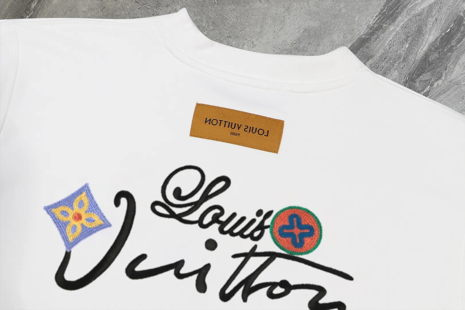 🅿️250 hot style on the shelves🔥❗ 💫〖Louis Vuitton LV〗 Fashionable round neck sweatshirt, casually matched with various styles, it is perfectly handsome😎The whole dress is made of double waistcoats, which makes the whole dress more three-dimensional. Not ordinary factories can do such fine work. The 2025 spring style counters are on sale, exquisite round neck terry sweatshirt, high-end double-strand pure cotton Customized drawstring ribs are dyed in the same vat and are complete with three standards. The chest craftsmanship adopts a simple and elegant pattern on the chest, which is easy to control for any age group! Fit and comfortable! Customized thickened 440g terry sweatshirt fabric, soft and comfortable to the touch, with a three-dimensional shape! 🙌🏻 It’s also very breathable, so it’s a versatile style that can be worn with any outfit! ✔Color: Black White Apricot Size: S M L XL 2XL